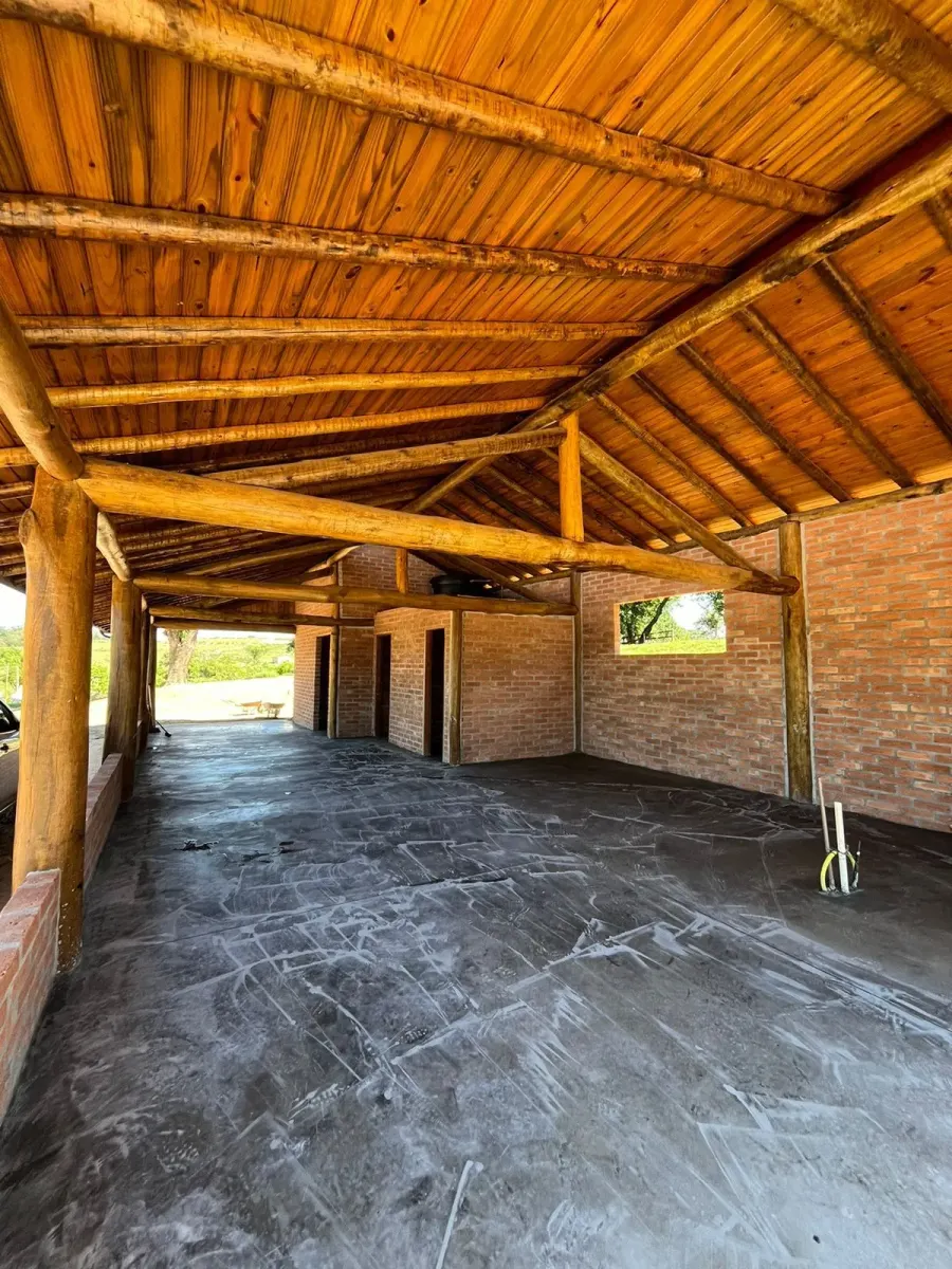 Galpão com estrutura de telhado em eucalipto roliço tratado