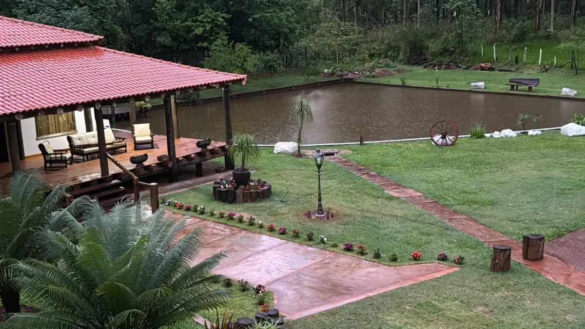 Varanda com pilares de eucalipto tratado em área de lazer com lago